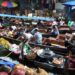 beateaux dans le marché flottant à Bangkok